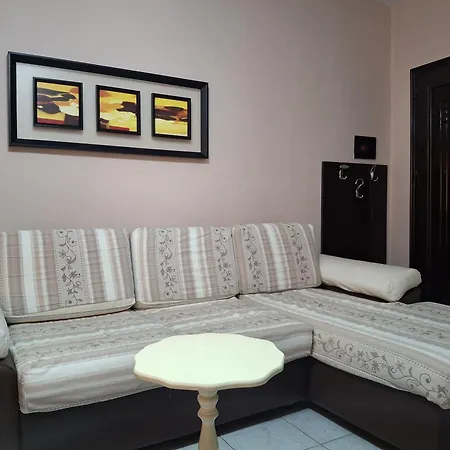 Spacious With Balcony, Apartamento Durrës